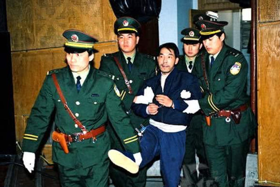 法子英覆灭记,1999年,调动200多军警,如何围捕法子英?_腾讯网