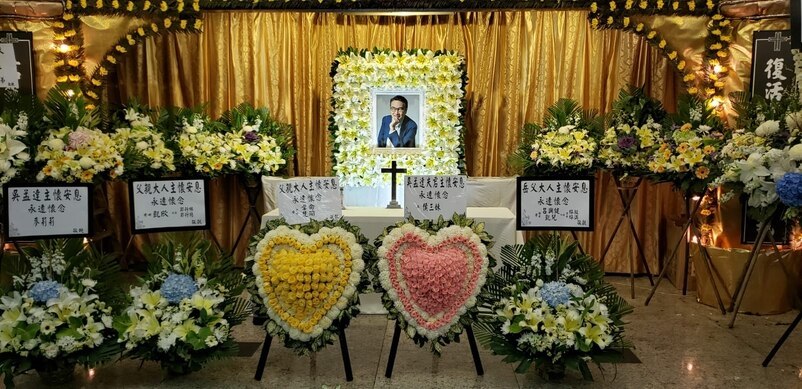 吴孟达设灵,周星驰前往灵堂送别最后一程,仅逗留9分钟便匆匆离去_腾讯