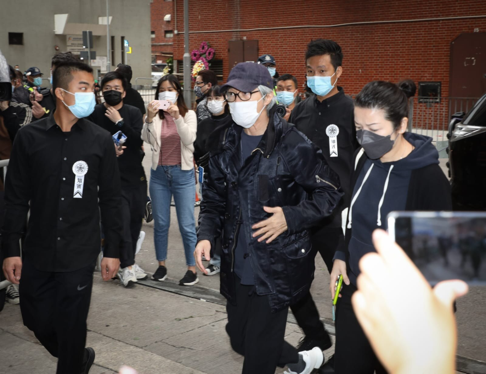 周星驰现身吴孟达葬礼满头白发憔悴落寞看灵堂眼神令人心酸