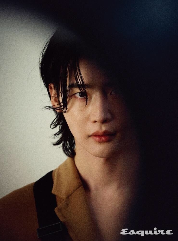 二硕新照李钟硕扎丸子头后秒变撞脸达人最新长发写真性感爆表