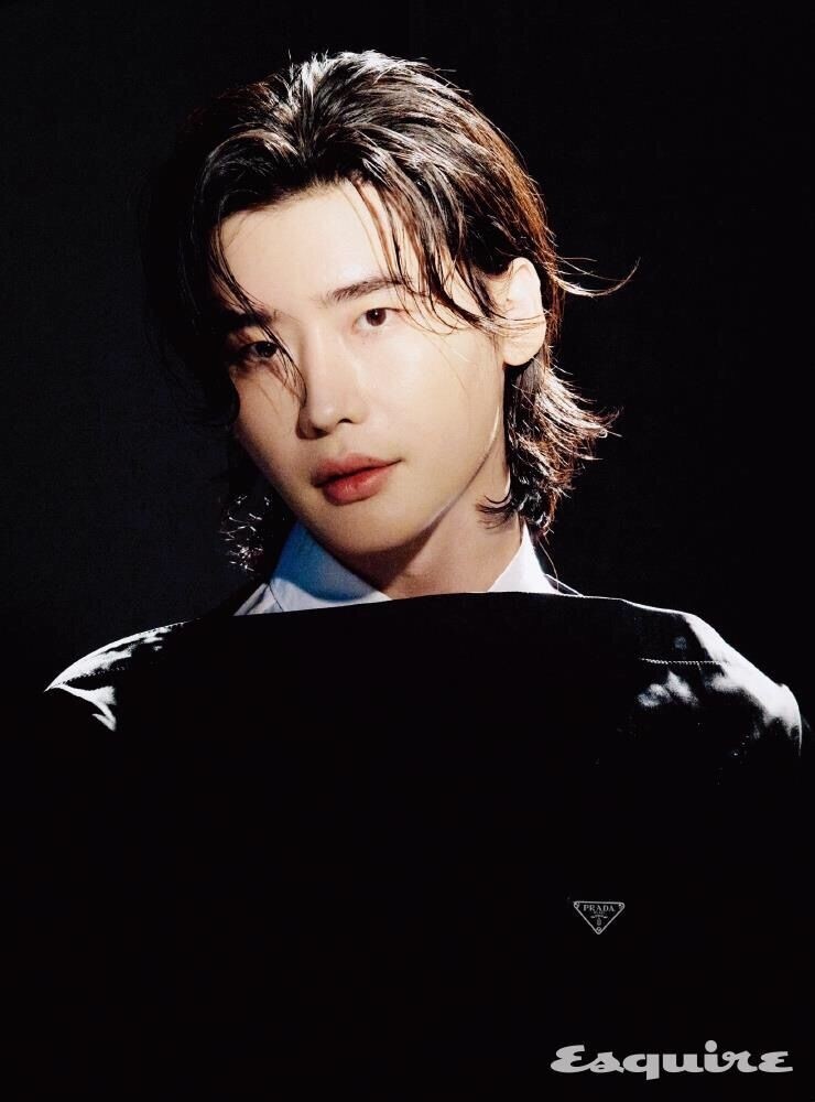 二硕新照李钟硕扎丸子头后秒变撞脸达人最新长发写真性感爆表