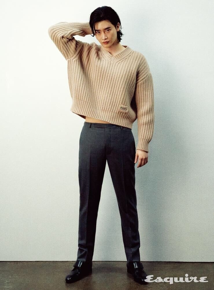 二硕新照李钟硕扎丸子头后秒变撞脸达人最新长发写真性感爆表