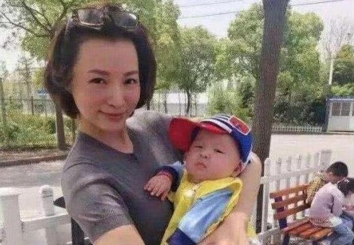 董卿含泪说出孩子的亲生父亲来头如此之大难怪不愿公开