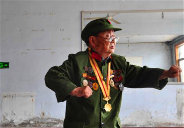 1米2的抗战特工李安甫暗杀7个日本军官勋章挂成防弹衣