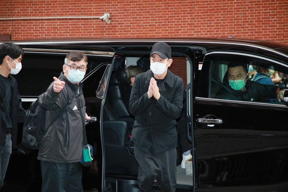 刘德华双手合十现身吴孟达葬礼,与达叔合作次数仅次于周星驰_腾讯新闻