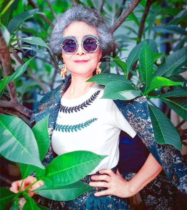 72岁中国老奶奶韩彬,65岁法国贵妇罗斯,当老年模特越活越美_腾讯新闻