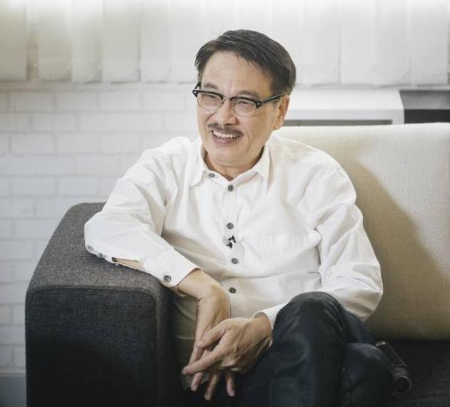 在今日(3月7日)吴孟达设灵现场,田启文陪同吴孟达的二弟吴利达接受