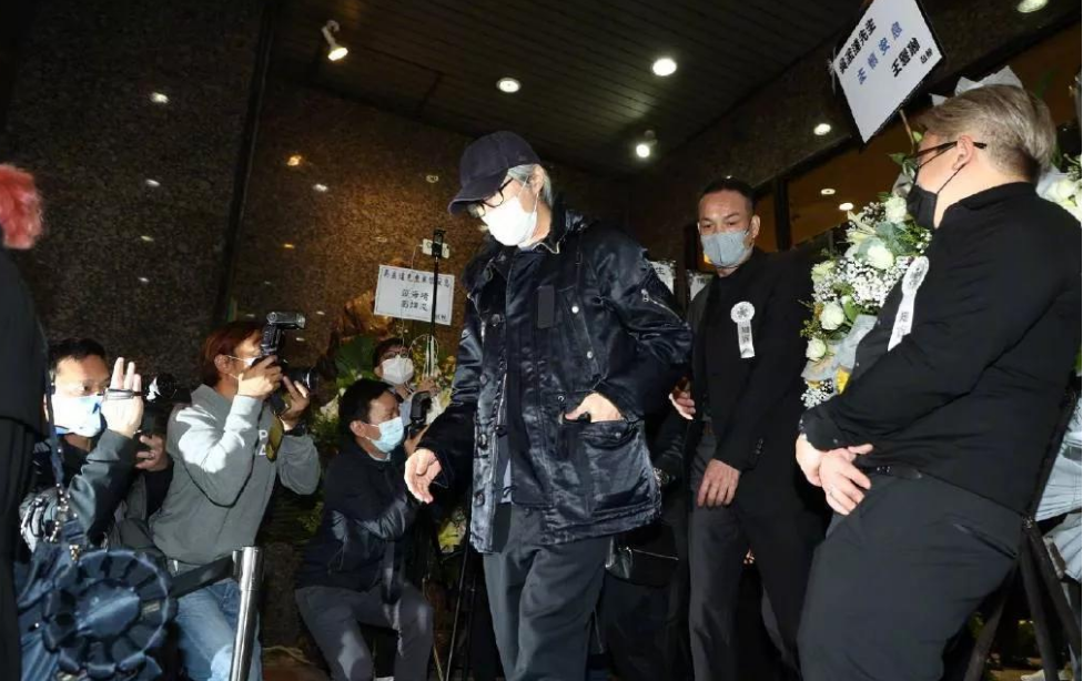 吴孟达骨灰带回大马星爷刘德华佝偻暴瘦吴君如憔悴成小老太太