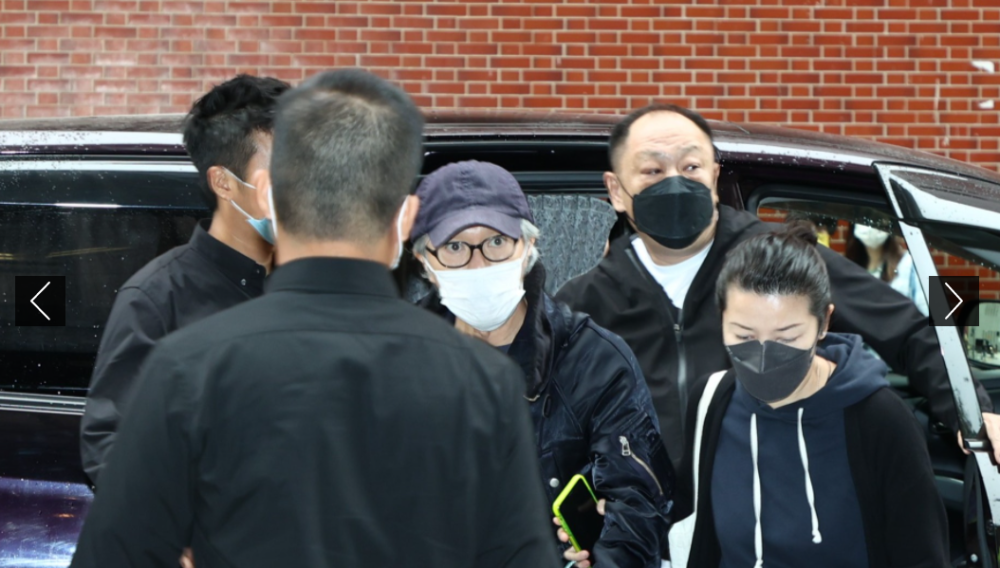 吴孟达出殡现场:19岁儿子手捧遗照,头靠相框难掩悲痛