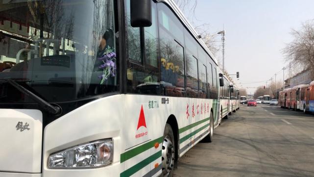 3月4日中午,长春市飞跃广场附近,多辆221路公交车在终点站有序停靠,对