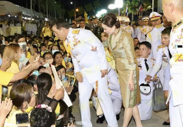 泰国的习俗让人大开眼界苏提达的英式屈膝礼姿势标准优雅