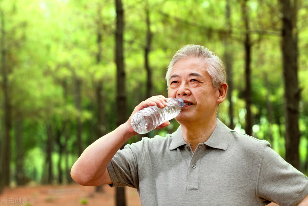 青光眼|男子一口气喝了600毫升水，竟然差点失明，喝水也要有度。