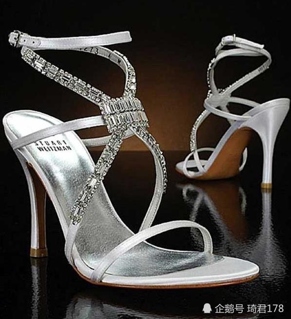 也就是2100万人民币,所以整双鞋都闪耀着夺目地金钱光芒