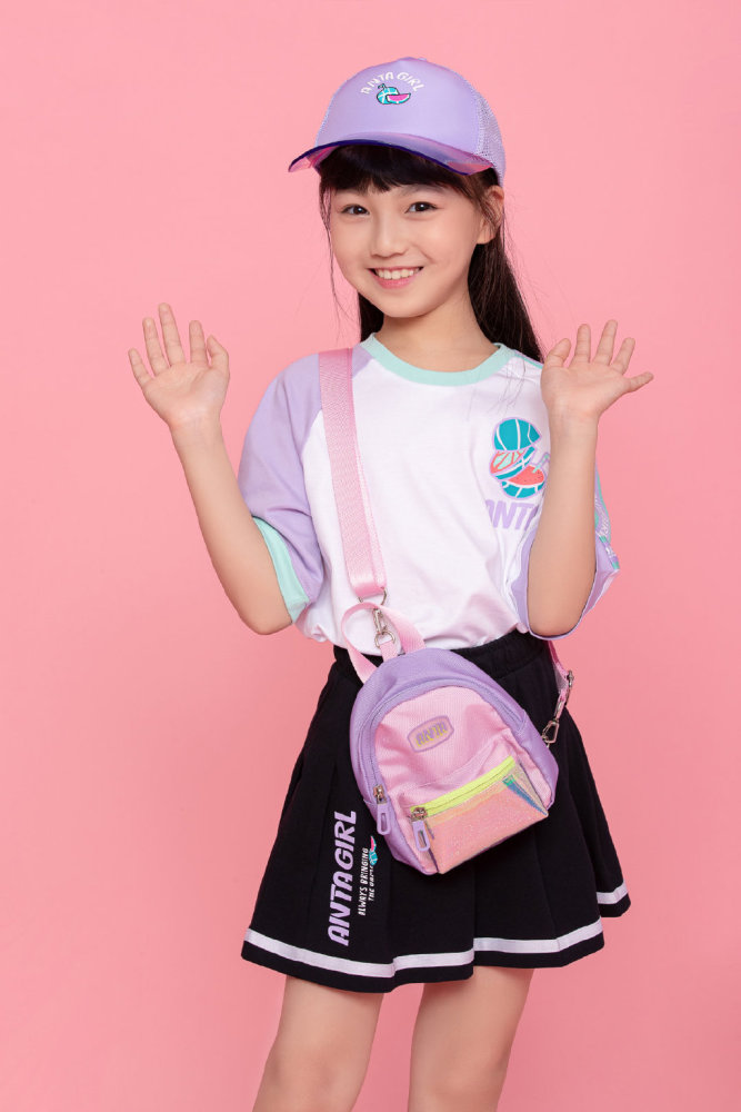 小山竹近照变化大,长高变瘦美到认不出了,打扮清新