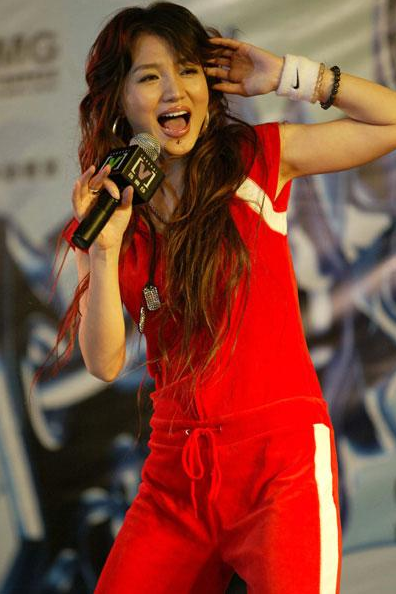 从爆红到销声匿迹,离开高晓松的阿朵,如今终于"涅盘重生"