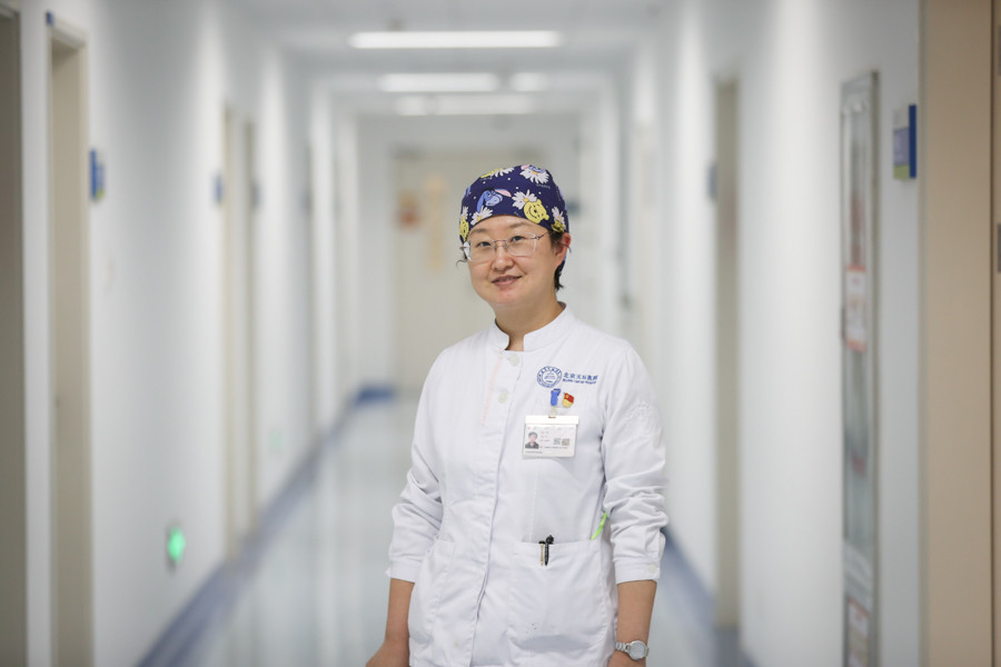 杜岳|【图片故事】急诊监护区里的女护士