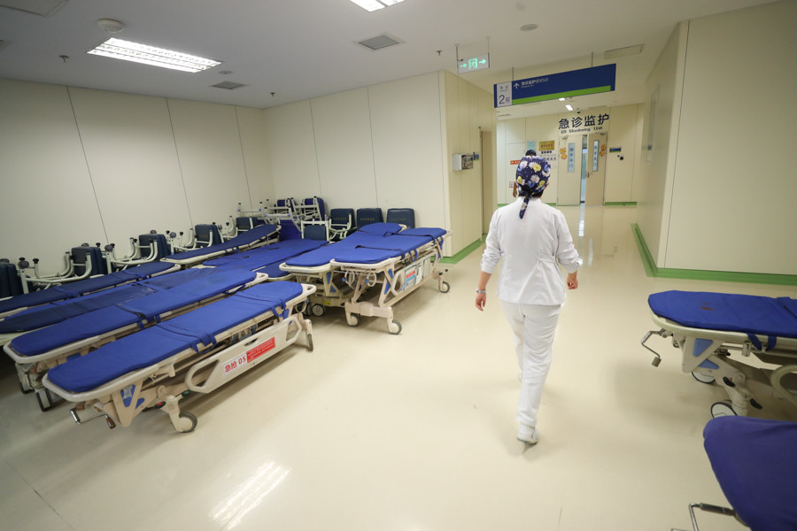 杜岳|【图片故事】急诊监护区里的女护士