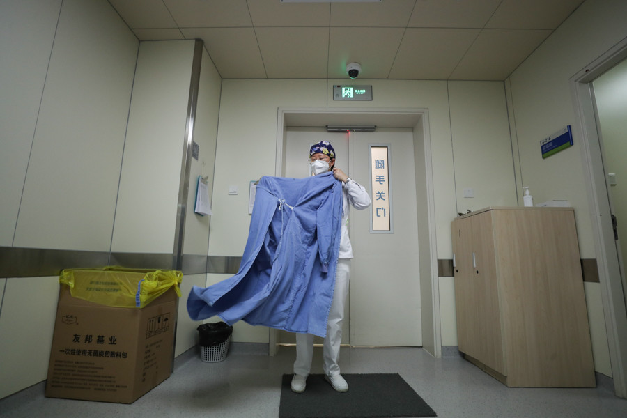 杜岳|【图片故事】急诊监护区里的女护士