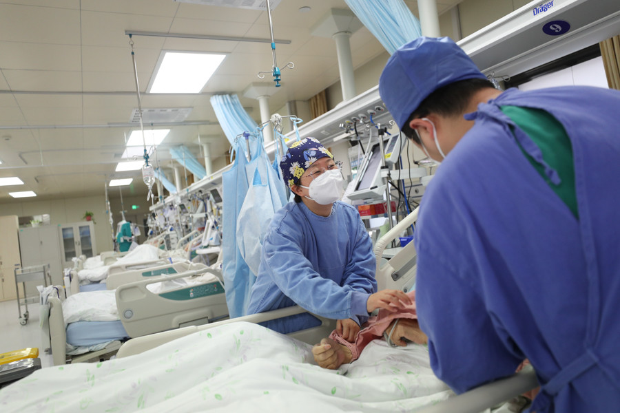 杜岳|【图片故事】急诊监护区里的女护士