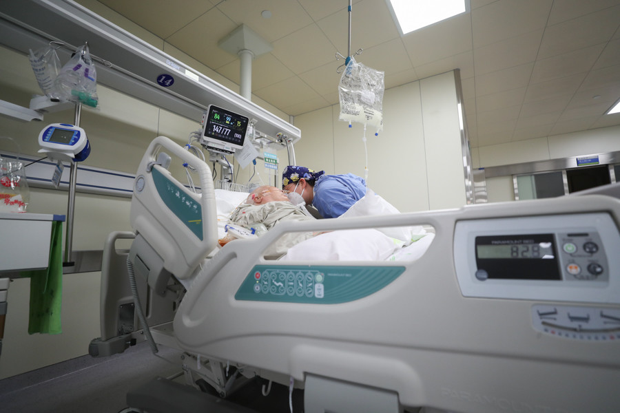 杜岳|【图片故事】急诊监护区里的女护士