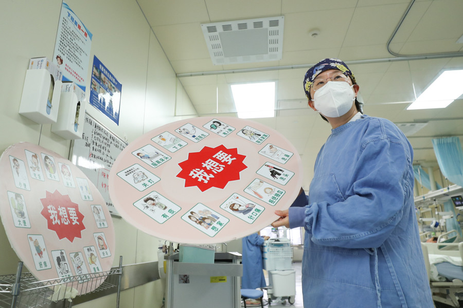 杜岳|【图片故事】急诊监护区里的女护士