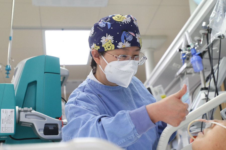 杜岳|【图片故事】急诊监护区里的女护士