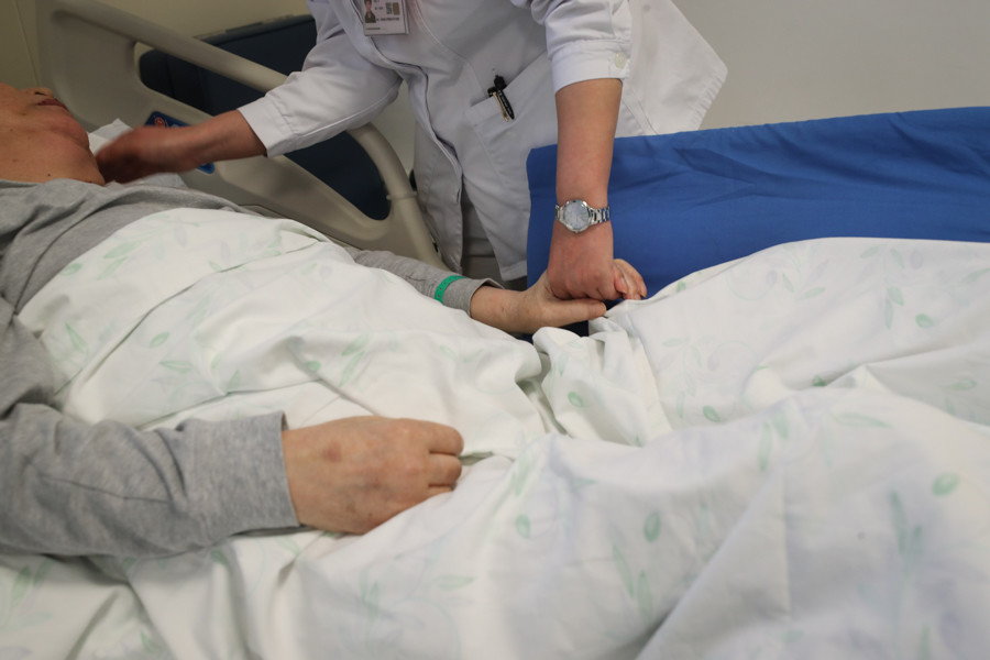 杜岳|【图片故事】急诊监护区里的女护士