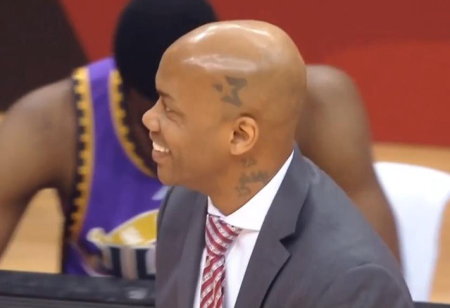 对手逃过一劫,马布里摇头苦笑 冲裁判喊话