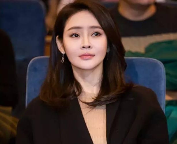 她放弃当外交官做明星 和富豪老公闪婚恩爱8年 今女儿长相甜美 腾讯新闻