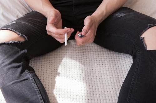 肝脏|起床后的3种行为，比白酒还伤肝，如果你也有，赶紧趁早改掉！