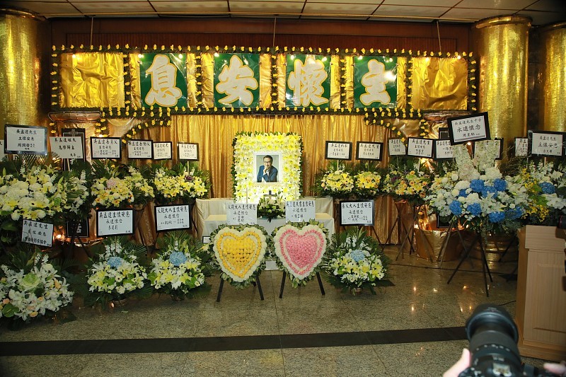 刘德华,吴君如,林子聪等艺人都在下午4点半以后到灵堂致意,刘德华客气