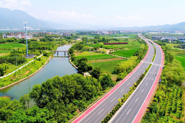 浙江一县市,地处绍兴与宁波交汇处,三条交通干线穿过境内
