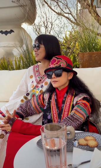 62杨丽萍晒与男徒弟合影沙发上亲密互动引猜测长指甲太抢镜