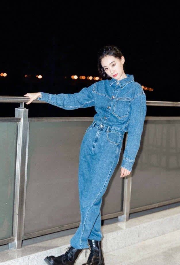 张小斐休闲搭配满是轻熟魅力宽松有型还显身材优雅又俏皮