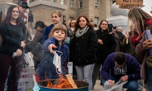 美国抗议现场鼓励孩子烧口罩