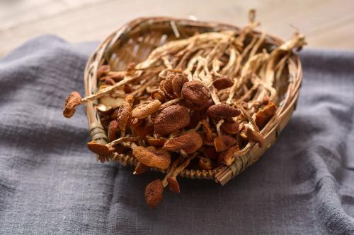 茶树菇|炖汤加点茶树菇，汤鲜美营养，买的时候怎么挑质量好的？我教你认
