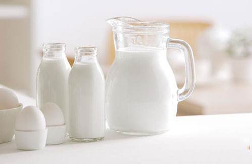 牛奶|牛奶营养价值高，饭后睡前到底能不能喝？有何好处坏处？别再搞错