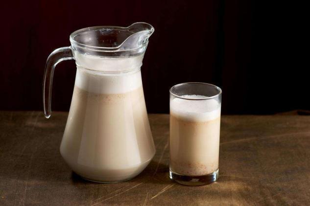 牛奶|牛奶营养价值高，饭后睡前到底能不能喝？有何好处坏处？别再搞错