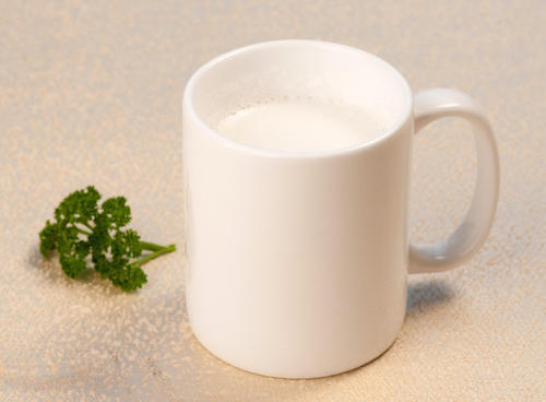 牛奶|牛奶营养价值高，饭后睡前到底能不能喝？有何好处坏处？别再搞错