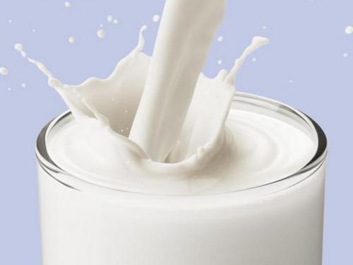 牛奶|牛奶营养价值高，饭后睡前到底能不能喝？有何好处坏处？别再搞错