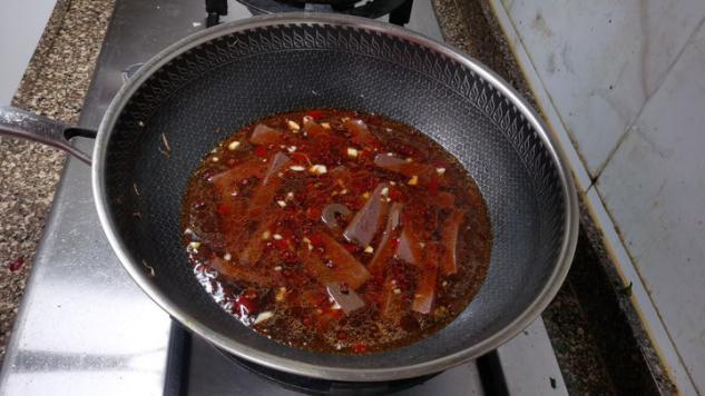 在底部放入之前已經炒好的豆芽,然後再將煮好的豬血和湯汁一同倒入碗