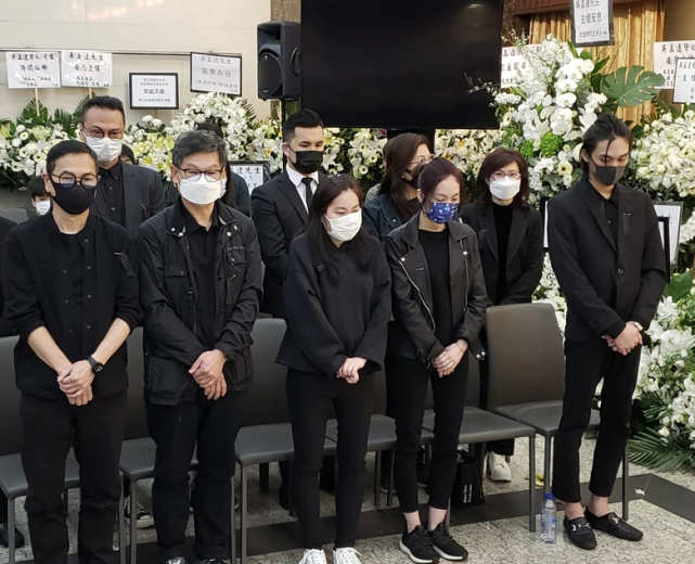 吴孟达妻子打点灵堂至夜深才离开双眼红肿憔悴累到无力睁开