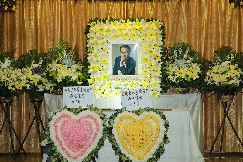 周星驰与刘德华一起悼念达叔 这么多年合作关系 腾讯新闻