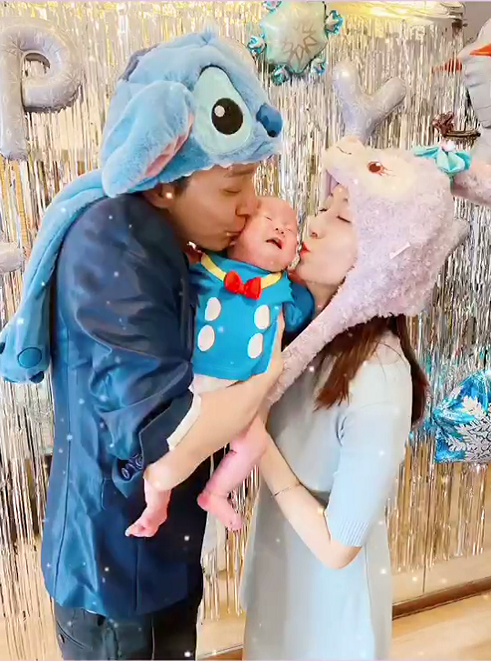 知名男星与老婆同年同月同日生,晒女儿满月照超温馨