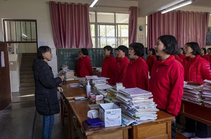 為了鼓勵大山裡的女孩讀書,張桂梅給華坪女高立了一個校訓,