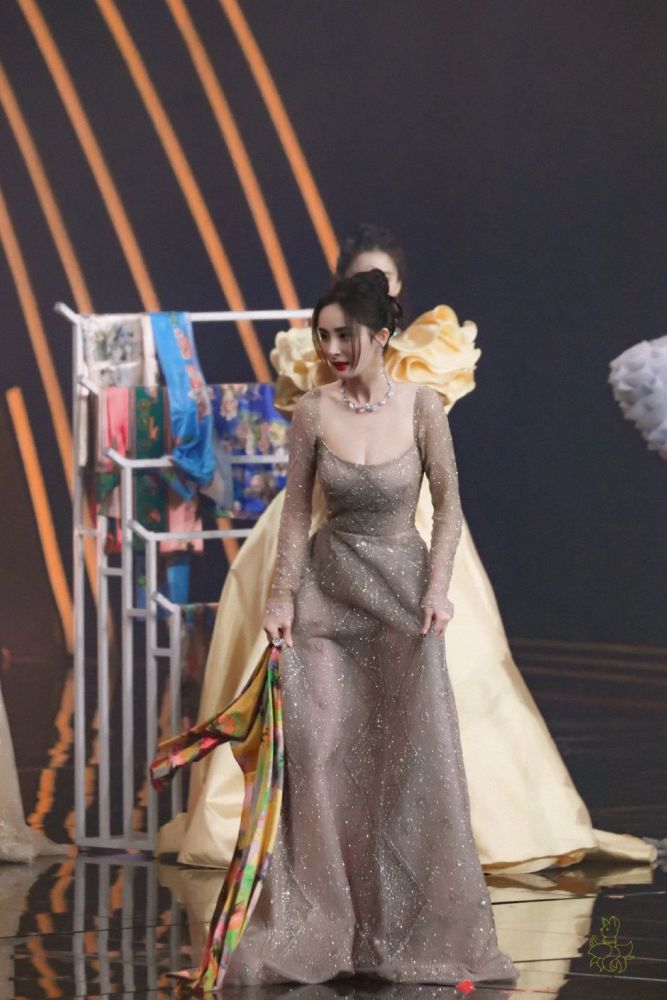 杨幂《微博之夜》独家壁纸送上,有美貌,有实力,有个性_腾讯新闻