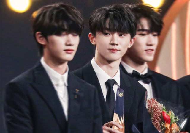 开场时还有时代少年团和the nine,一起表演了开场,后面领奖的时候,两