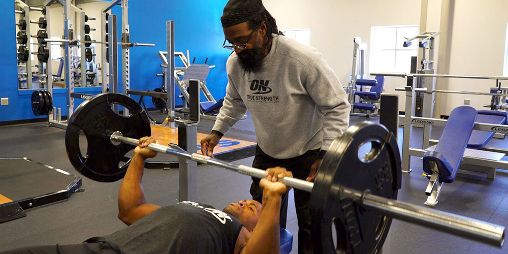 健美教父查尔斯私教课很贵却有很多健美冠军找他训练