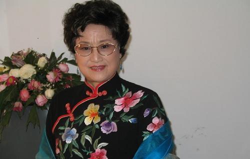 94岁王文娟穿衣仍端庄优雅白卷发造型很时髦晚年也是洋气人