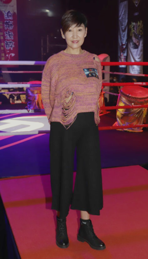 56岁最美李莫愁罕现身气质出众颜值不老18岁生子至今未婚